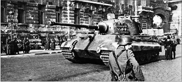 «Королевский тигр» батальона «Фельдхернхалле» у Королевского дворца в Буде. Будапешт, весна 1945 года.