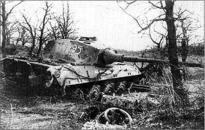Увязший в рыхлом грунте и расстрелянный советской артиллерией «Тигр-Б». Район оз. Балатон, март 1945 года.