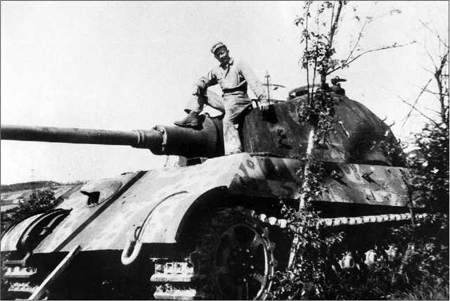 Подбитый «Королевский тигр» из 511-го тяжелого <a href='https://arsenal-info.ru/b/book/348132256/10' target='_self'>танкового батальона</a> в так называемом «засадном камуфляже». Весна 1945 года.