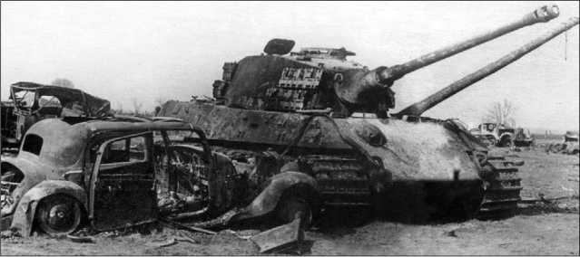 Сгоревший «Королевский тигр» из 505-го тяжелого танкового батальона. Восточная Пруссия, апрель 1945 года.