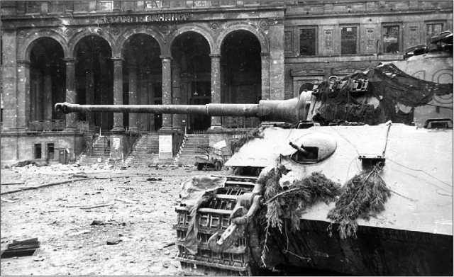 «Королевский тигр» унтершарфюрера СС Турка (103-й тяжелый танковый батальон СС), подбитый 30 апреля 1945 года у Потсдамского вокзала в Берлине.