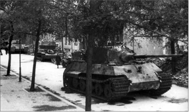 Еще долго после окончания боев Берлин представлял собой кладбище боевой техники. На этой берлинской улице находятся «Королевский тигр», ЗСУ «Вирбельвинд» и «Пантера». 1945 год.