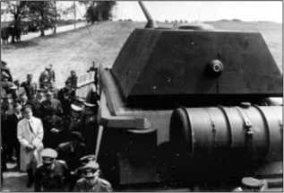 Демонстрация Гитлеру полноразмерного макета танка Porsche Тур 205. 14 мая 1943 года. На корме машины, слева от дополнительного топливного бака, видна установка огнемета.