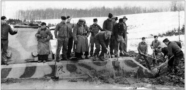 ЧП во время испытаний «Мауса» в Бёблингене. 16 марта 1944 года, при попытке преодолеть вязкий участок грунта, многотонная махина безнадежно застряла. Спасательная операция с привлечением личного состава 7-го запасного танкового батальона завершилась успешно, после чего танк еще долго очищали от грязи. На фото хорошо видны серп и молот, изображенные на борту танка.