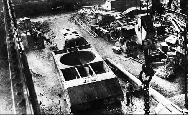 Корпус и башня танка «Маус», захваченные союзниками в сборочном цеху завода фирмы Krupp в Эссене. 1945 год.