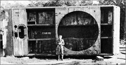 Английский офицер на фоне бронекорпуса танка «Маус». Хорошо видна конструкция корпуса, разделенного продольными переборками на центральные колодцы и ниши бортов.