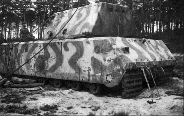 Первый прототип «Мауса» (205/1), обнаруженный частями Красной Армии на Куммерсдорфском полигоне. Идет подготовка к эвакуации танка. Судя по положению тросов, советские специалисты готовятся свалить балластную башню на землю.