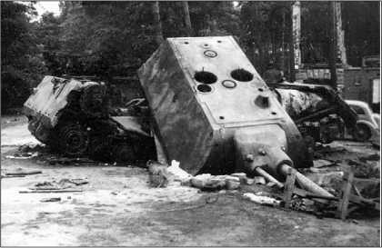 Взорванный немцами второй прототип «Мауса» (205/2), обнаруженный в Штаммлагере. По снимку видно, что разрушению в основном подвергся корпус танка.