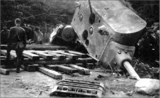 С помощью шести трофейных полугусеничных тягачей башня танка 205/2 была снята с разбитого корпуса и опрокинута на клетку из досок.