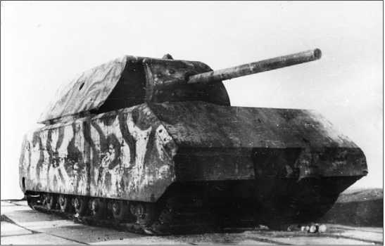 Трофейный танк «Маус» на НИБТПолигоне в Кубинке. 1946 год.