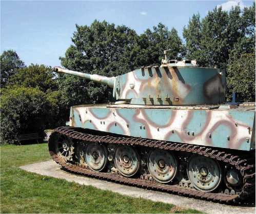«Тигр» — памятник в местечке Вимутьер в Нормандии близ Фалеза. Этот танк входил в состав 102-го тяжелого <a href='https://arsenal-info.ru/b/book/348132256/10' target='_self'>танкового батальона</a> СС.