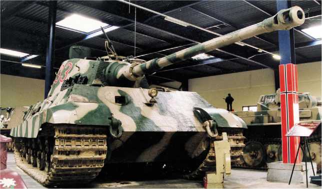 Прототип «Королевского тигра» с башней «типа Порше» в экспозиции Королевского танкового музея в Бовингтоне (вверху). Серийный «Королевский тигр» в танковом музее в Самюре (внизу).