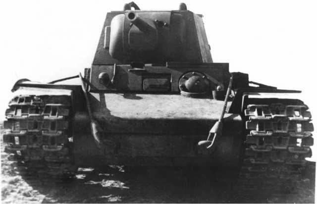 Танк КВ-1 скорее всего июльского выпуска 1941 года. Машина имеет экранировку на лобовом и переднем листах корпуса, а также броневую планку на крыше корпуса перед люком механика-водителя (РГАЭ).