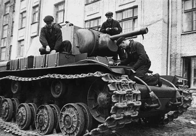 Последняя проверка КВ-1 перед сдачей танка. Кировский завод, сентябрь 1941 года. Хорошо видно крепление дополнительных топливных баков на надгусеничных полках, а также литые усиленные опорные катки с дополнительными ребрами жесткости (АСКМ).