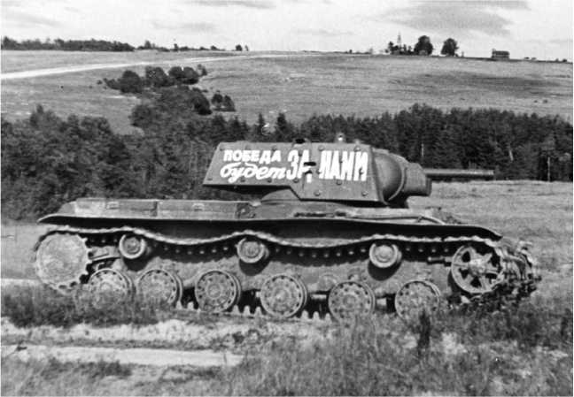 Этот танк КВ-1 имеет экранированную башню, корпус без экранировки. Скорее всего, это машина выпуска июня 1941 года, так как на ней еще установлены штампованные опорные катки без усиления (АСКМ).