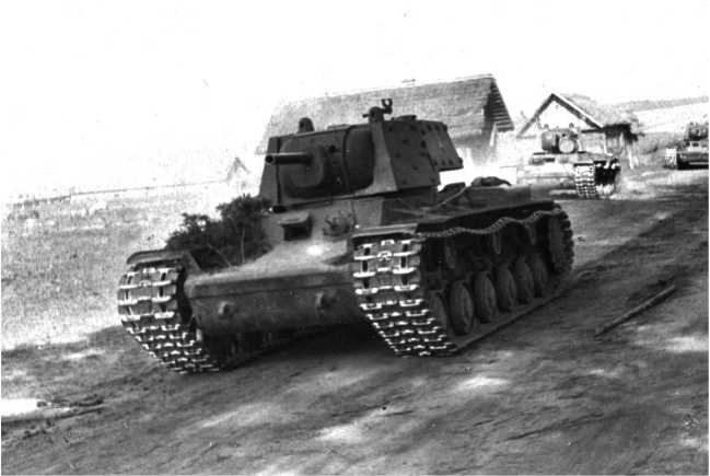 Экранированный танк КВ-1 выпуска июня 1941 года на марше. Возможно, одна из первых машин подобного типа — экранировка установлена только на башне, корпус даже не имеет дополнительной брони на лобовом листе, опорные катки штампованные, без усиления (РГАКФД).