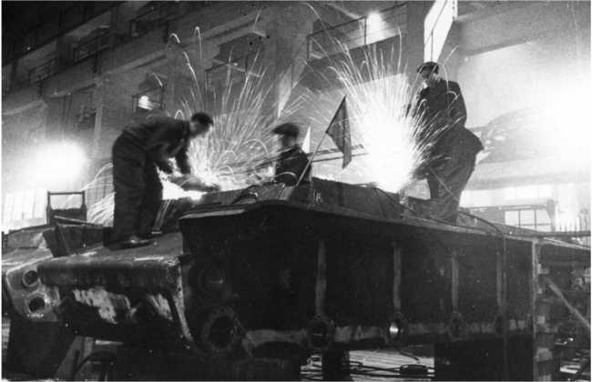 Изготовление корпусов танков КВ-1 на заводе № 371 имени Сталина. Сентябрь 1941 года (РГАКФД).