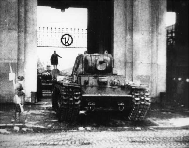 Новые танки КВ-1 выходят из ворот Кировского завода в Ленинграде. Сентябрь или октябрь 1941 года (кадр кинохроники).