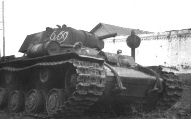 Танк КВ-1 Челябинского тракторного завода выпуска августа 1941 года из состава 4-й <a href='https://arsenal-info.ru/b/book/1523244298/21' target='_self'>танковой бригады</a>, потерянный 10 октября 1941 года в Мценске. Машина имеет буксирные троса с плетеными коушами и усиленные катки с шестью (а не двенадцатью как на машинах ленинградского выпуска) ребрами жесткости (фото из архива И. Мазурова).