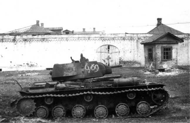 Тот же танк КВ-1 Челябинского тракторного завода выпуска августа 1941 года, что и на предыдущем фото. Хорошо видны дополнительные топливные баки цилиндрической формы (на 160 л каждый) на бортах. Они характерны для машин челябинского выпуска, их стали монтировать как минимум с августа 1941 года (АСКМ).