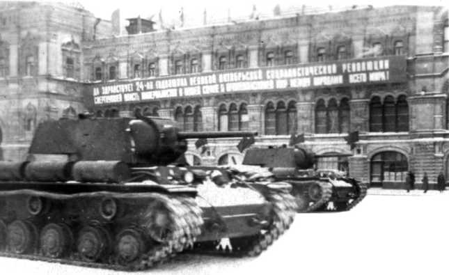 Танки КВ-1 Челябинского завода проходят по Красной площади во время парада. 7 ноября 1941 года. Это машины выпуска октября 1941 года, с пушками ЗИС-5 и дополнительными топливными баками. Хорошо видно, что на правом борту их установлено три (ЦМВС).