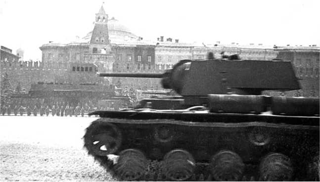 Танк KB-1 Челябинского завода проходят по Красной площади во время парада.