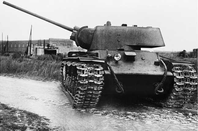 Танк КВ-1 с установленной в башне 76-мм пушкой ЗИС-5 с длиной ствола в 50 калибров перед началом испытаний. 1941 год (АСКМ).