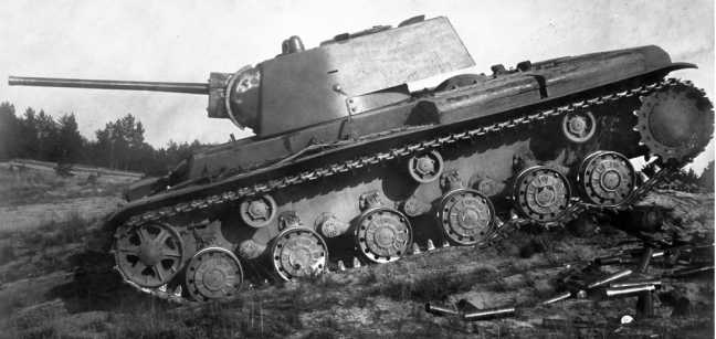 Испытания танка КВ-1 с установленной в башне 76-мм пушкой ЗИС-5 с длиной ствола в 50 калибров. 1941 год (ЦАМО).