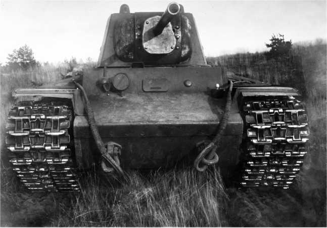 Танк КВ-1 с установленной в башне 76-мм пушкой ЗИС-5 с длиной ствола в 50 калибров, вид спереди. 1941 год (ЦАМО).