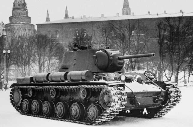 Танк КВ-1 Челябинского Кировского завода выпуска ноября 1941 года проходит мимо Кремля в Москве. Хорошо видна установка трех баков и ящика ЗИП на правом борту. Машина с литой башней и катками с внутренней амортизацией (РГАКФД).