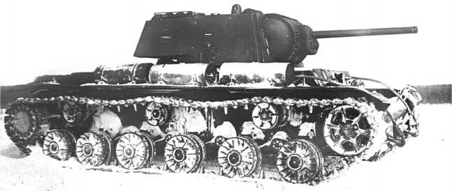 Танк КВ-1 № 6728 с серийным двигателем, измененным передаточным числом бортредуктора и количеством зубцов на ведущем колесе, перед началом испытаний. Февраль 1942 года (ЦАМО).