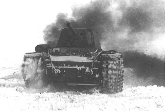 Танк КВ-1 № 6728 во время движения по снежной целине, двигатель работает на максимальных оборотах. Февраль 1942 года (ЦАМО).