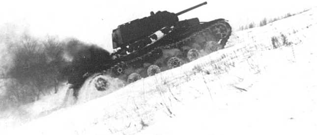 Танк КВ-1 № 6728 в конце подъема в 15 градусов. Февраль 1942 года (ЦАМО).