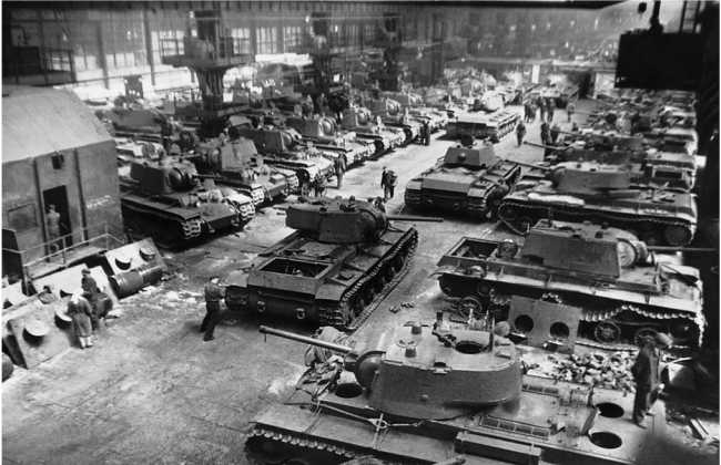 Сборка танков КВ-1 в цеху Челябинского Кировского завода. Апрель 1942 года. Машины с литыми и со сварными упрощенными башнями (АСКМ).