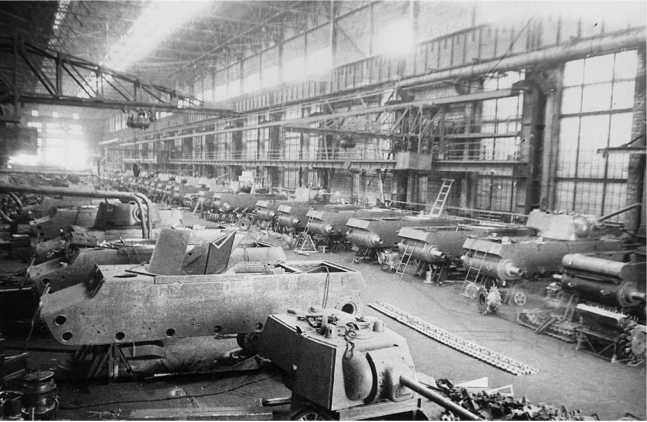Цех сборки танков КВ-1 на Челябинском Кировском заводе. Апрель 1942 года. Хорошо видно, что большая часть корпусов имеет прямой верхний кормовой лист, хотя у крайней справа машины он гнутый (АСКМ).