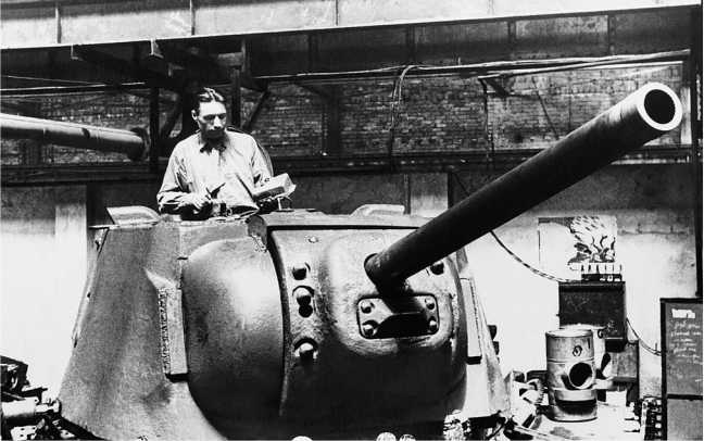 Монтаж электрооборудования на танке КВ-1. Челябинск, 1942 год. Машина оснащена литой башней. (РГАКФД).