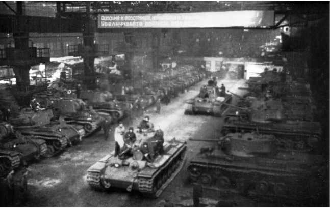 Сдача готовых танков КВ-1 в цеху Челябинского Кировского завода. Апрель 1942 года (кадр кинохроники).