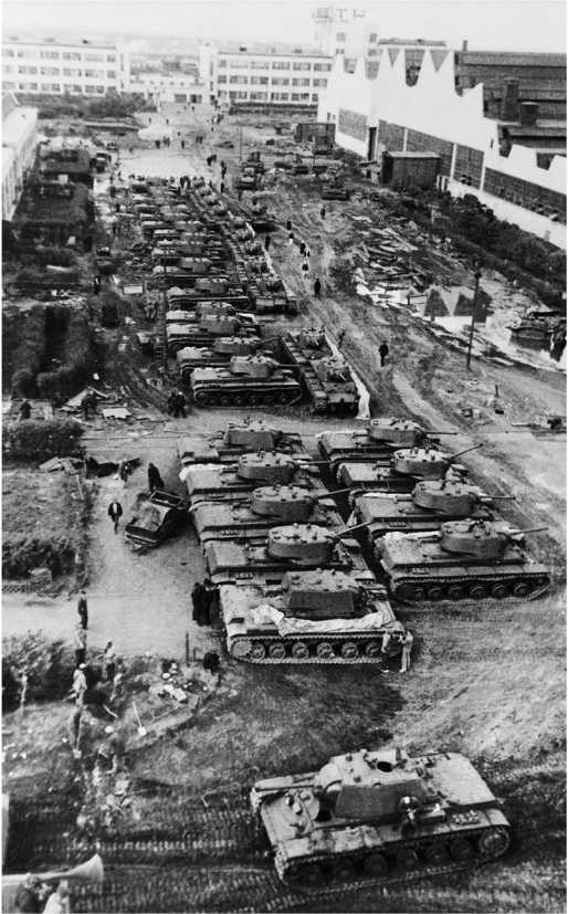 Готовые танки КВ на территории Челябинского Кировского завода перед отправкой. Апрель 1942 г ода. Справа виден механо-сборочный корпус, в котором находился цех сборки танков, слева — инструментальный цех, на заднем плане фото — здание заводоуправления, над которым видны буквы ЧТЗ. Хорошо видно, что среди КВ-1 есть несколько огнеметных КВ-8. Танки КВ-1 главным образом с литыми башнями, хотя видно несколько машин со сварными упрощенными. Все видные на фотографии танки имеют плоский задний кормовой лист (АСКМ).