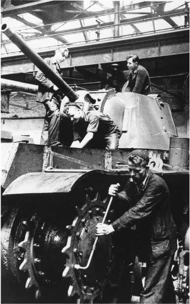 Бригада сборщиков за сборкой танка КВ-1. Челябинск, 1942 год. Машина оснащена литой башней, задний кормовой лист плоский (РГАКФД).