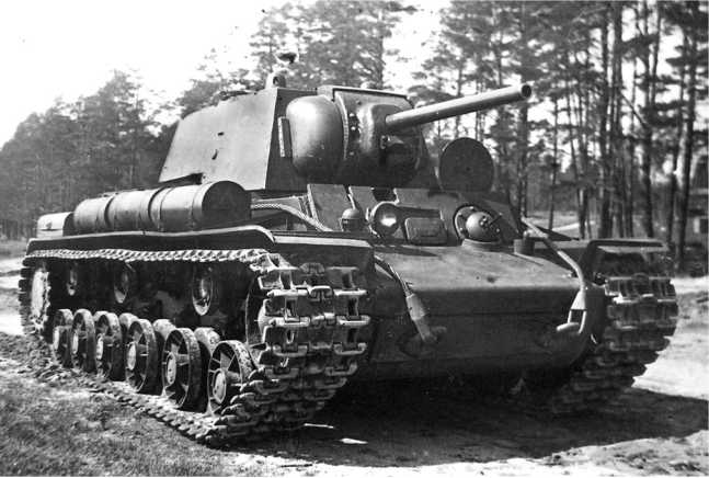 Танк КВ-1 выпуска февраля 1942 года с дополнительными топливными баками и сварной башней (фото из архива И. Желтова).