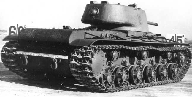 Тот же КВ-1 выпуска августа 1942 года, вид сзади справа. Машина имеет литую башню, задний кормовой лист корпуса гнутый, угольники крепления надгусеничных полок к корпусу — с вырезом внутри (РГАЭ).