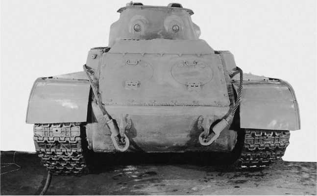 Танк КВ-13, вид сзади. Челябинск, осень 1942 года. Хорошо виден съемный кормовой лист с люками для доступа к агрегатам трансмиссии (АСКМ).