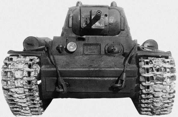 Первый образец огнеметного танка КВ-8, вид спереди. Челябинск, декабрь 1941 года. Машина оснащена дополнительными топливными баками на надгусеничных полках (РГАЭ).