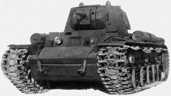 Первый образец огнеметного танка КВ-8, общий вид. Челябинск, декабрь 1941 года. Хорошо видна форма бронировки установки, а также маскировочный кожух на стволе 45-мм орудия (РГАЭ).