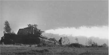 Танк КВ-8 «Смерть немецким оккупантам» производит огнеметание. Лето 1942 года (кадр кинохроники).