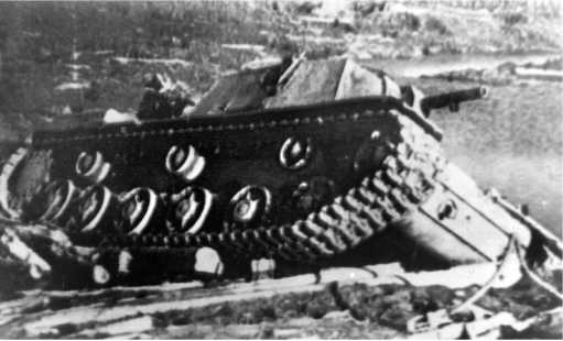 Один из застрявших и оставленных экипажем танков КВ-8. Волховский фронт, 1942 год (ЯМ).