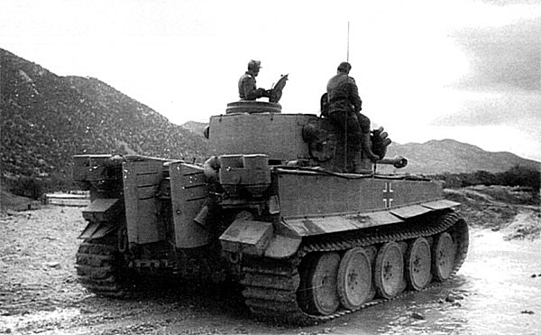 «Тигр» 501-го тяжёлого танкового батальона в Тунисе, 1943 год. Хорошо видны инерционные воздушные фильтры типа Feifel на кормовом листе корпуса.