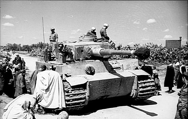 Тунис, 1943 год. Местное население осматривает один из «тигров» 501-го тяжёлого танкового батальона.