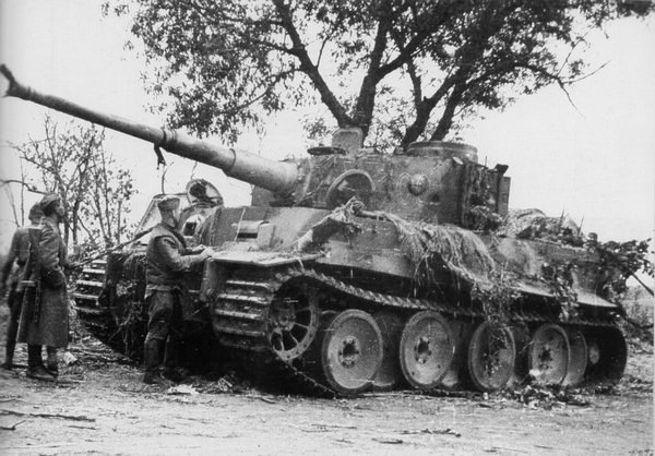 Танк 503-го тяжёлого танкового батальона, подбитый советскими артиллеристами на Курской дуге. Воронежский фронт, 13 июля 1943 года.