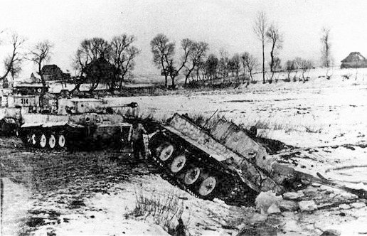 Съехавший с твёрдой дороги «Тигр» пытаются вытащить двумя другими танками. 509-й тяжёлый танковый батальон, район Винницы, январь 1944 года.
